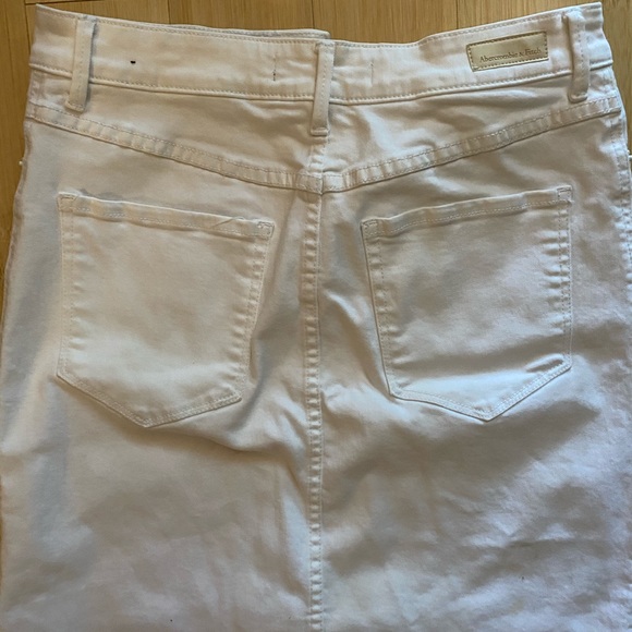 White Abercrombie and Fitch skirt - Picture 2 of 3